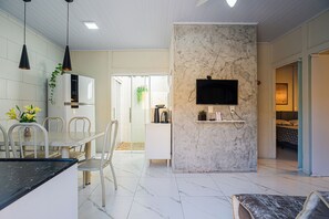 Comfort-Haus | Eigene Küche | Großer Kühlschrank, Mikrowelle, Ofen, Herdplatte