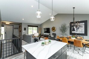 Interior - Welcome to our modern and stylish 4 bedrooms in Rochester. (Rochester)