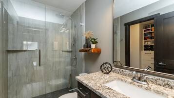 Een douche, een haardroger, handdoeken, zeep