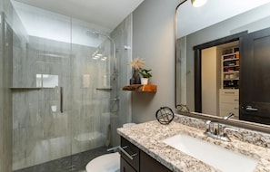 Suihku, hiustenkuivaaja, pyyhkeet, saippua