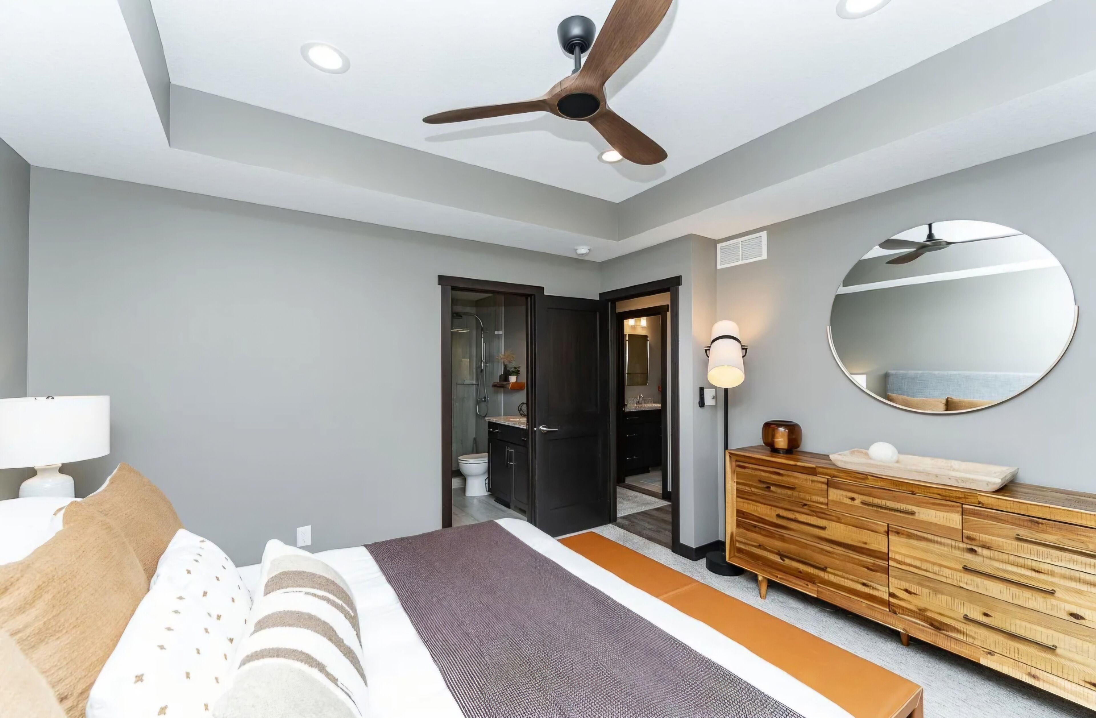 4 bedrooms, desk, iron/ironing board, free WiFi