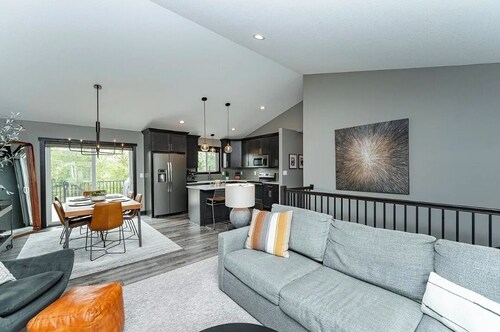 Welcome to our modern and stylish  4 bedrooms in Rochester.