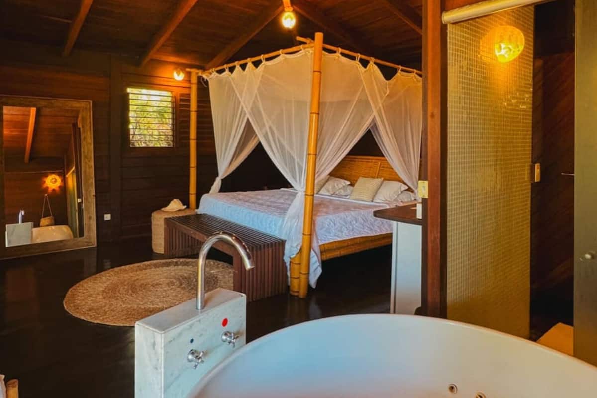 Deluxe-Ferienhütte, Meerblick | Schreibtisch, laptopgeeigneter Arbeitsplatz, Bügeleisen/Bügelbrett