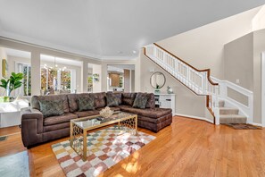 تلفزيون ذكي، كرة قدم الطاولة، كُتُب، شاشة كمبيوتر