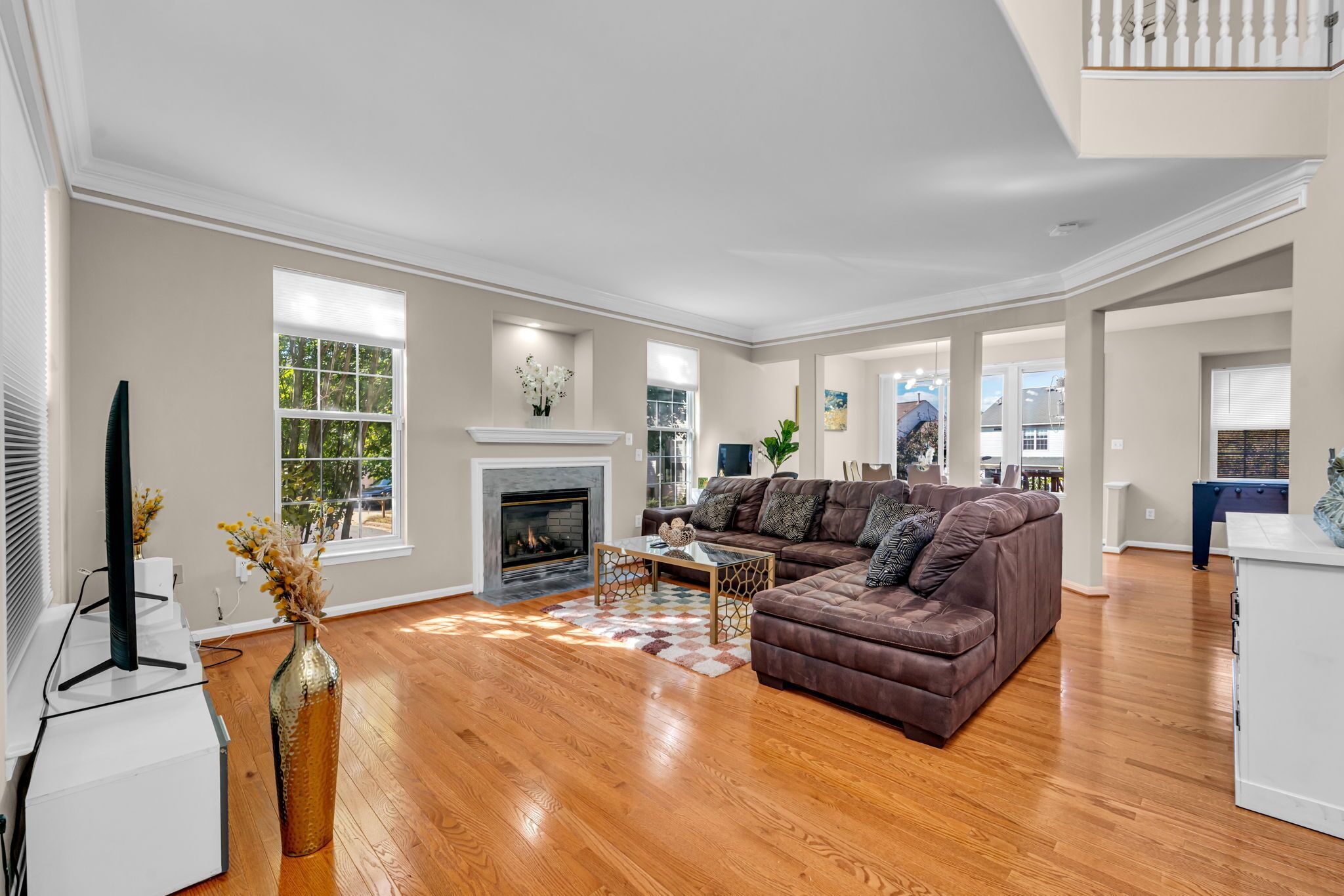 Smart TV, futbolito, libros y monitor de computadora 