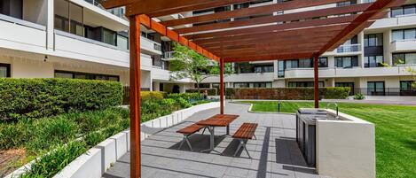 Apartment | Outdoor dining