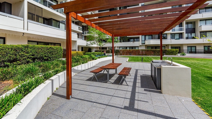 Luxe 2-bed: Modern Interiors, Balcony & BBQ Area