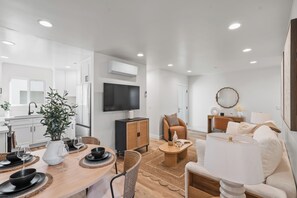 Smart TV - Modern Organic Retreat - New 2 Bed 2.5 Bath - Near Downtown SD (San Diego)