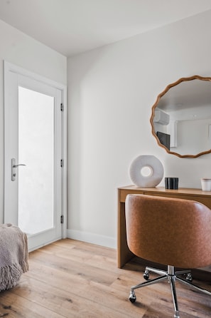 2 bedrooms, iron/ironing board, travel cot, free WiFi - Modern Organic Retreat - New 2 Bed 2.5 Bath - Near Downtown SD (San Diego)