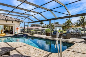 A heated pool - Waterfront Luxury Getaway with Pool, Spa & Game Room – Villa Miramar Retreat - Roelens (Cape Coral)