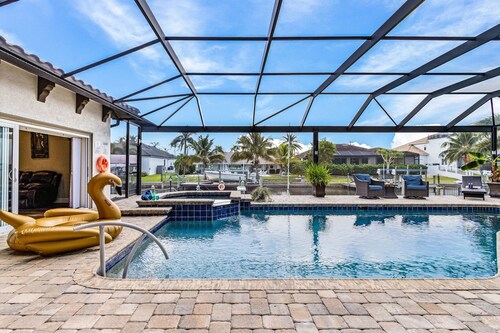 Waterfront Luxury Getaway with Pool, Spa & Game Room – Villa Miramar Retreat - Roelens