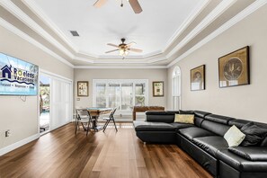 Smart TV, table football - Waterfront Luxury Getaway with Pool, Spa & Game Room – Villa Miramar Retreat - Roelens (Cape Coral)