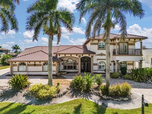 Exterior - Waterfront Luxury Getaway with Pool, Spa & Game Room – Villa Miramar Retreat - Roelens (Cape Coral)