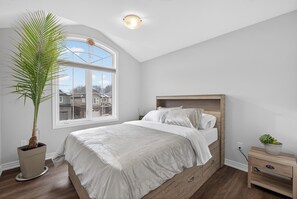 4 bedrooms, iron/ironing board, WiFi, bed sheets