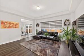 TV, fireplace - Niagara Wellness Retreat at Awarenessome Oasis (Thorold)