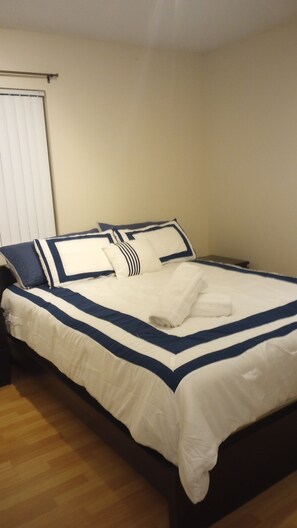 Escritorio, tabla de planchar con plancha, wifi y ropa de cama 