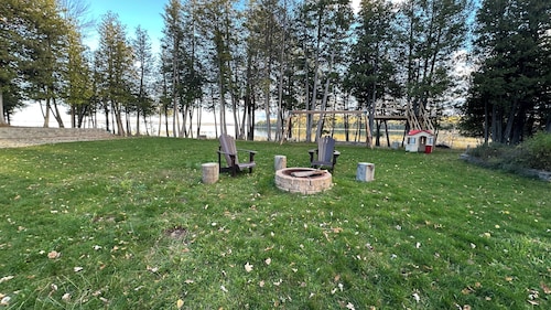 Lilly Lakehouse, Waterfront Cottage in Kagawong, Manitoulin Island