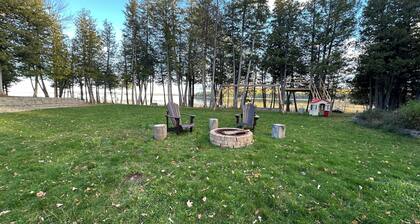 Lilly Lakehouse, Waterfront Cottage in Kagawong, Manitoulin Island