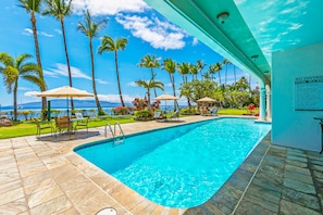 A heated pool - Breathtaking ocean-view condo, with pool, hot tub, balcony, central AC, & WiFi (Lahaina)
