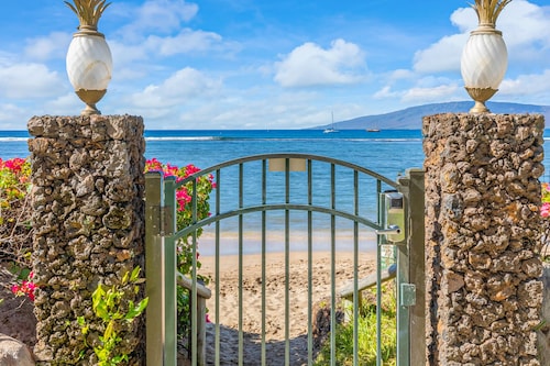 Breathtaking ocean-view condo, with pool, hot tub, balcony, central AC, & WiFi