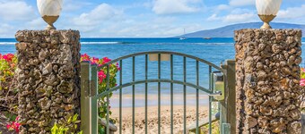 Breathtaking ocean-view condo, with pool, hot tub, balcony, central AC, & WiFi