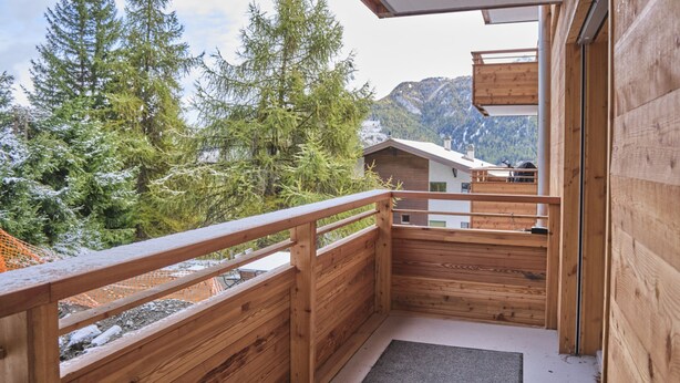 A wooden balcony with a view of snow-covered trees and mountains. - Studio Pierre a Voir 4 (Riddes)