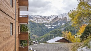 A wooden building with a balcony overlooking a mountainous landscape. - Studio Pierre a Voir 4 (Riddes)