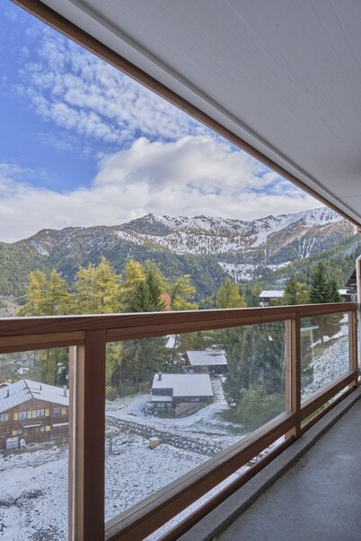 Cosy Apartment in the Centre of Town With Views and Parking