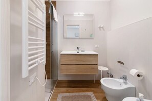 Shower, hair dryer, towels - Apartment 'Platinum - Il Centro Luxury Suites' with Balcony, Wi-Fi & Air Conditioning (Bari)