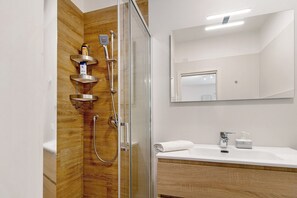 Dusche, Haartrockner, Handtücher