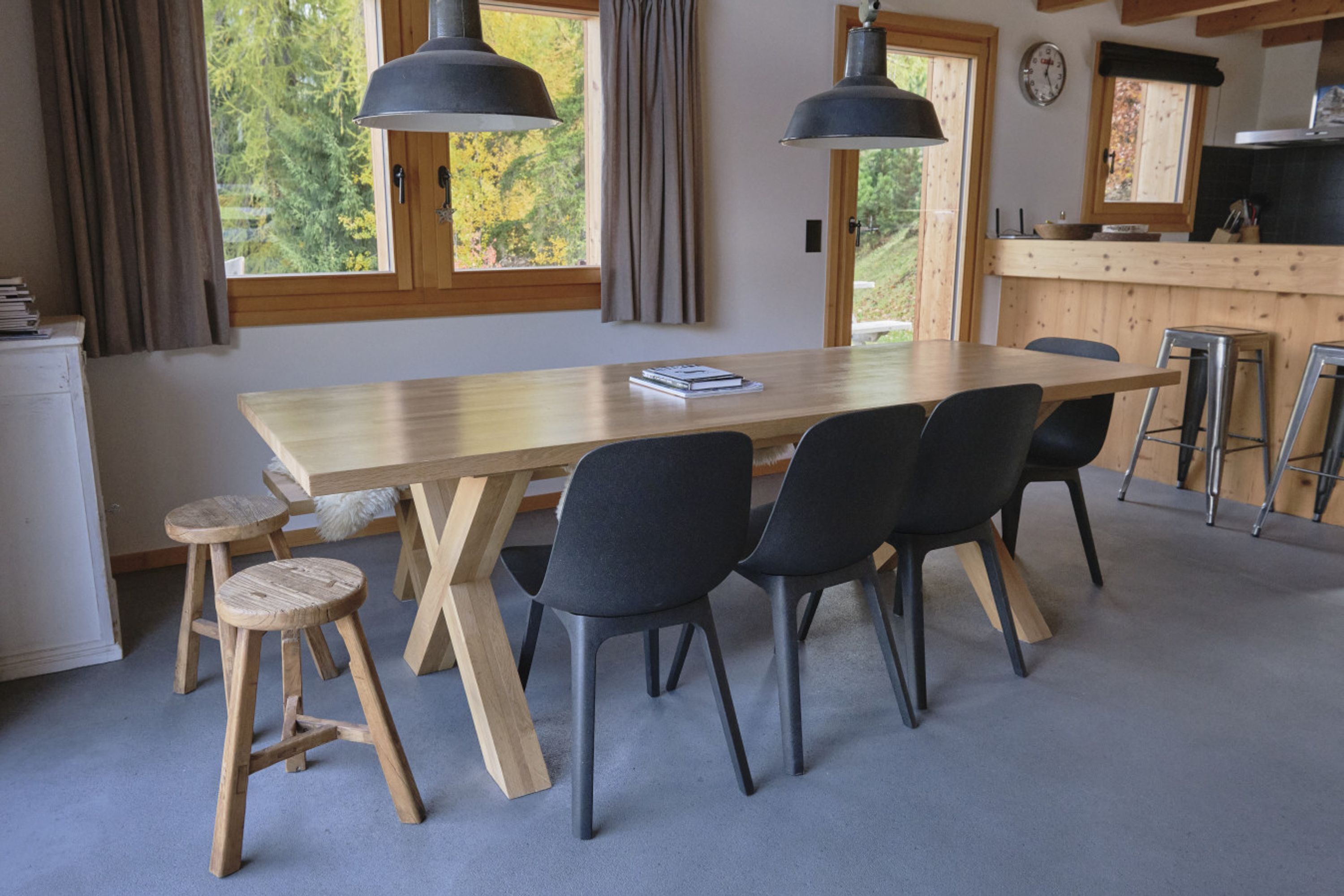 Una cocina moderna con encimeras de madera y un ventanal grande.