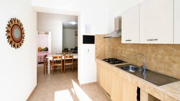 Coffee/tea maker, fridge, stovetop, high chair