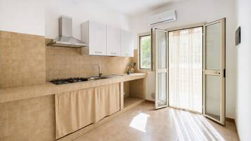 Coffee/tea maker, fridge, stovetop, high chair