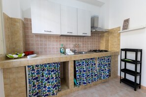 ثلاجة، موقد طهي مسطح، ماكينة لصنع القهوة/الشاي، كرسي للأطفال