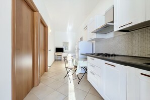 Fridge, stovetop, coffee/tea maker, highchair - Studio Apartment 'Francesca, Mono Deluxe B' with Shared Terrace, Wi-Fi and Air Conditioning (Peschici)