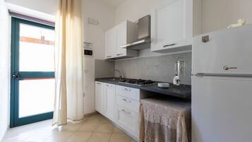 Køleskab, kogeplade, kaffe-/temaskine, højstol