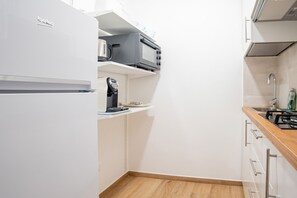 Kühlschrank, Ofen, Herdplatte, Wasserkocher mit Kaffee-/Teezubehör