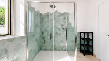 Dusche, Haartrockner, Handtücher