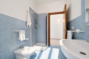 Dusche, Haartrockner, Handtücher