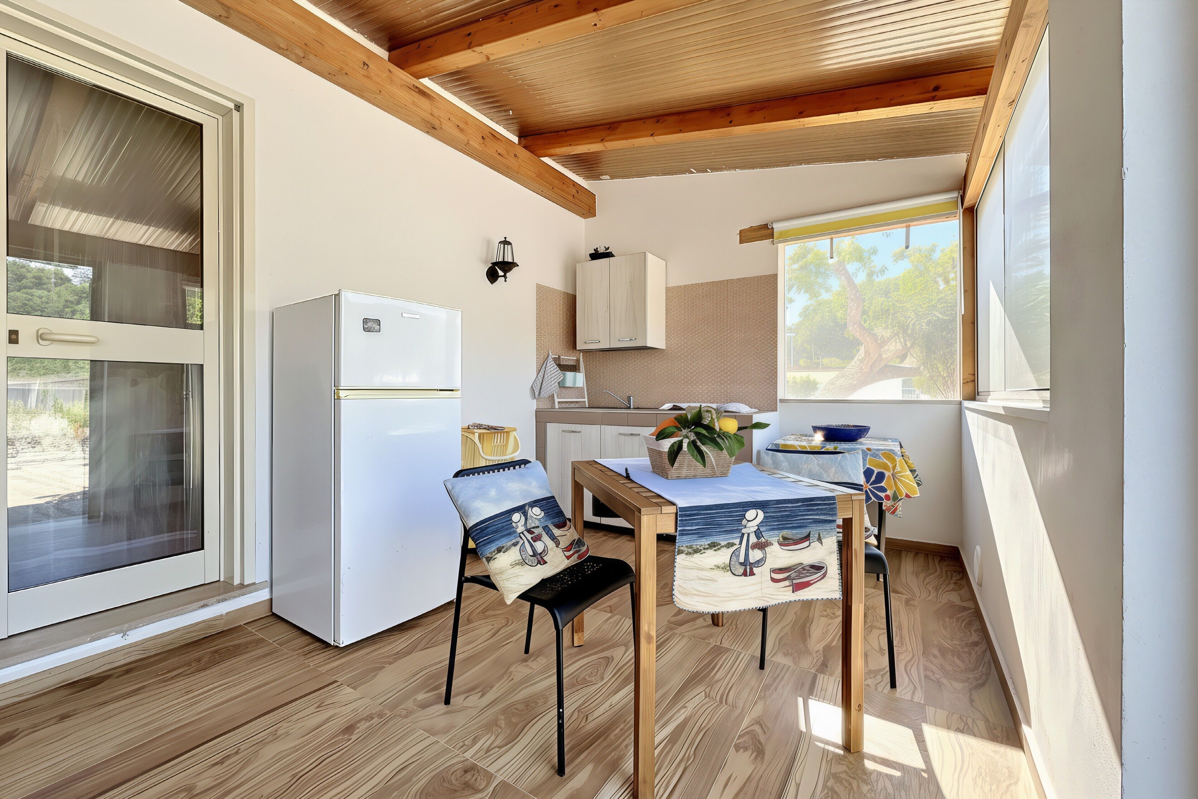 Kühlschrank, Herdplatte, Wasserkocher mit Kaffee-/Teezubehör, Hochstuhl