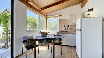 Kühlschrank, Herdplatte, Wasserkocher mit Kaffee-/Teezubehör, Hochstuhl