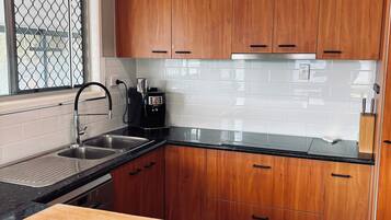 Geschirrspüler, Wasserkocher mit Kaffee-/Teezubehör