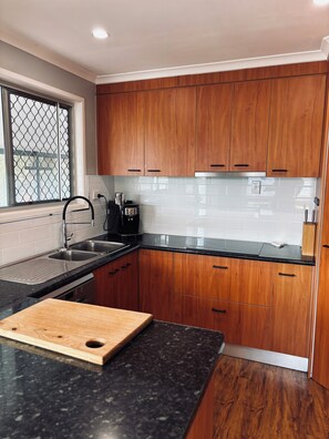 Geschirrspüler, Wasserkocher mit Kaffee-/Teezubehör