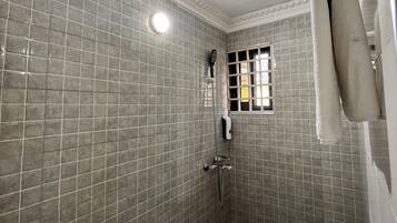 Kostenlose Toilettenartikel, Handtücher, Seife, Shampoo