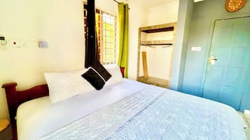 Escritorio y espacio para trabajar con un portátil