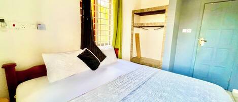 Desk, laptop workspace, soundproofing, free WiFi