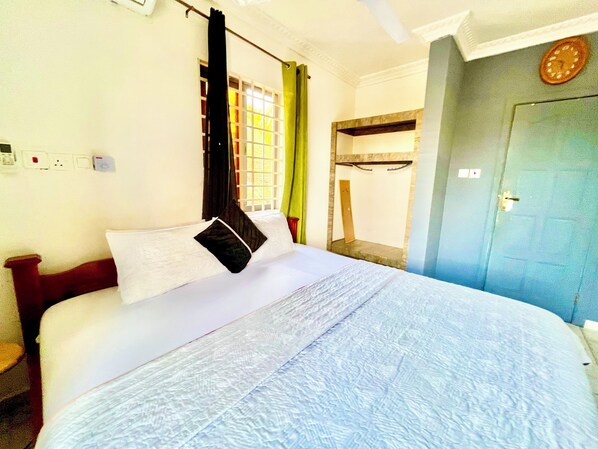 Desk, laptop workspace, soundproofing, free WiFi