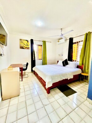 办公桌、笔记本电脑工作区、隔音、免费 WiFi