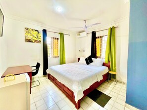 Escritorio y espacio para trabajar con laptop