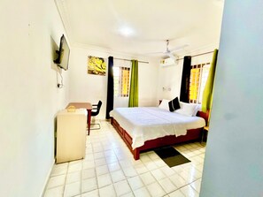 Bàn, khu vực làm việc phù hợp cho laptop, phòng cách âm